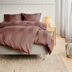 KRONBORG Påslakanset BARBO Satin 150x210 Taupe 7 KRONBORG Påslakanset BARBO Satin 150x210 Taupe -Sovrum affär 212060